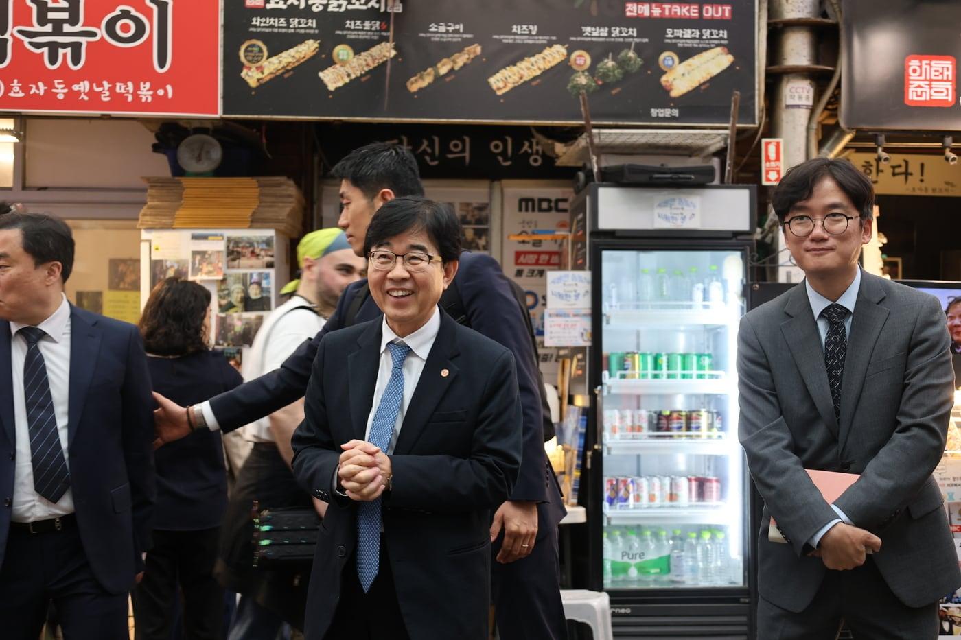 본문 이미지 - 인태연 소진공 이사장이 서울 통인시장에서 자원순환 캠페인과 장보기를 진행했다.(소진공 제공)
