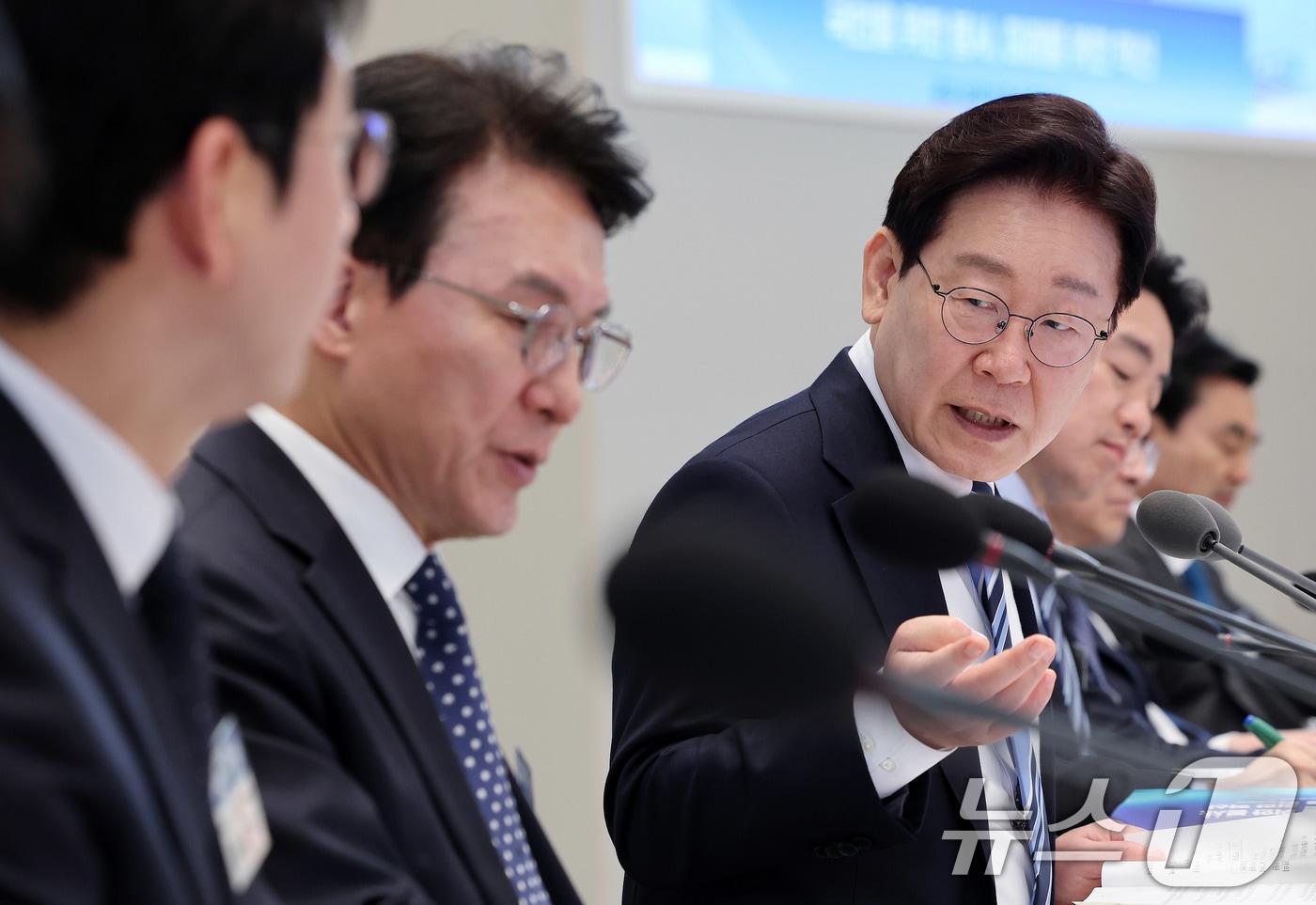 본문 이미지 - 이재명 대통령이 17일 청와대에서 열린 공공기관 및 유관기관 업무보고에서 김민석 총리에게 발언을 하고 있다. 2026.4.17 ⓒ 뉴스1 이재명 기자