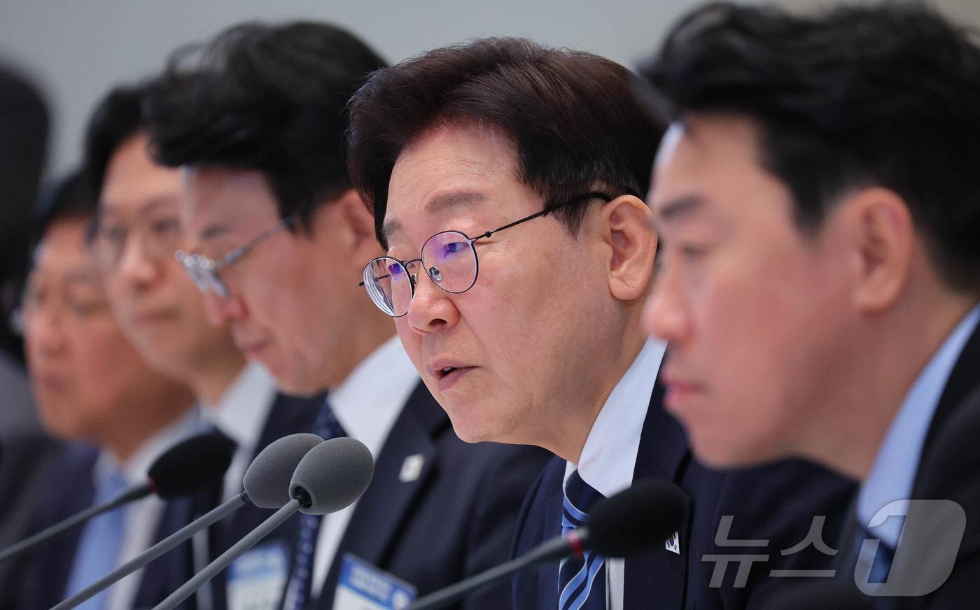 본문 이미지 - 이재명 대통령이 17일 청와대에서 열린 공공기관 및 유관기관 업무보고에서 참석 기관장에게 질문을 하고 있다. 2026.4.17 ⓒ 뉴스1 이재명 기자