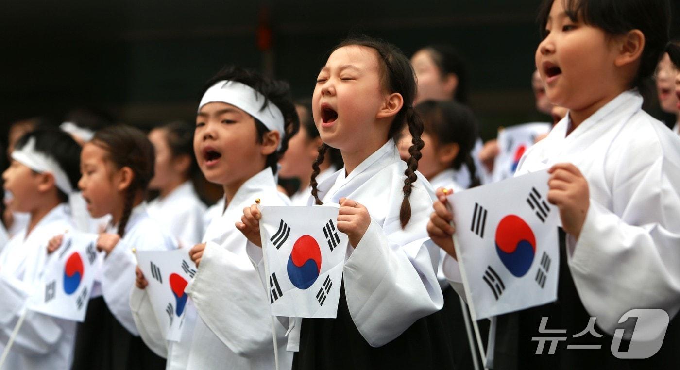 본문 이미지 - 제천어린이 합창단의 '3·1절 노래'.2026.4.17/뉴스1 손도언 기자 