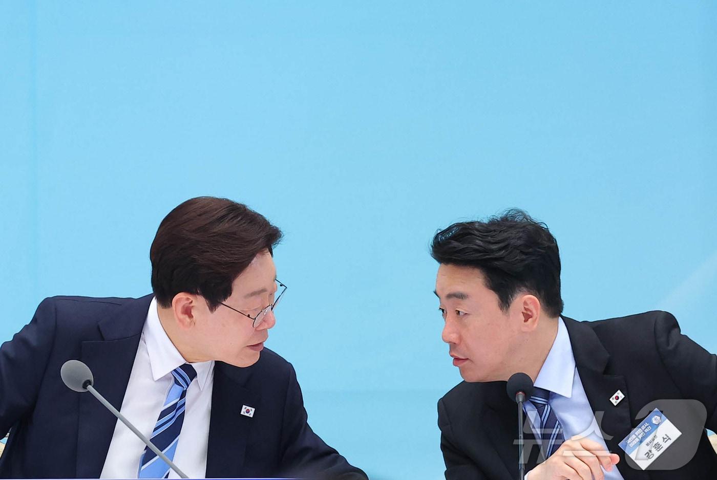 본문 이미지 - 이재명 대통령이 지난 4월 청와대에서 열린 공공기관 및 유관기관 업무보고에서 강훈식 비서실장의 발언을 듣고 있다. 2026.4.17 ⓒ 뉴스1 이재명 기자
