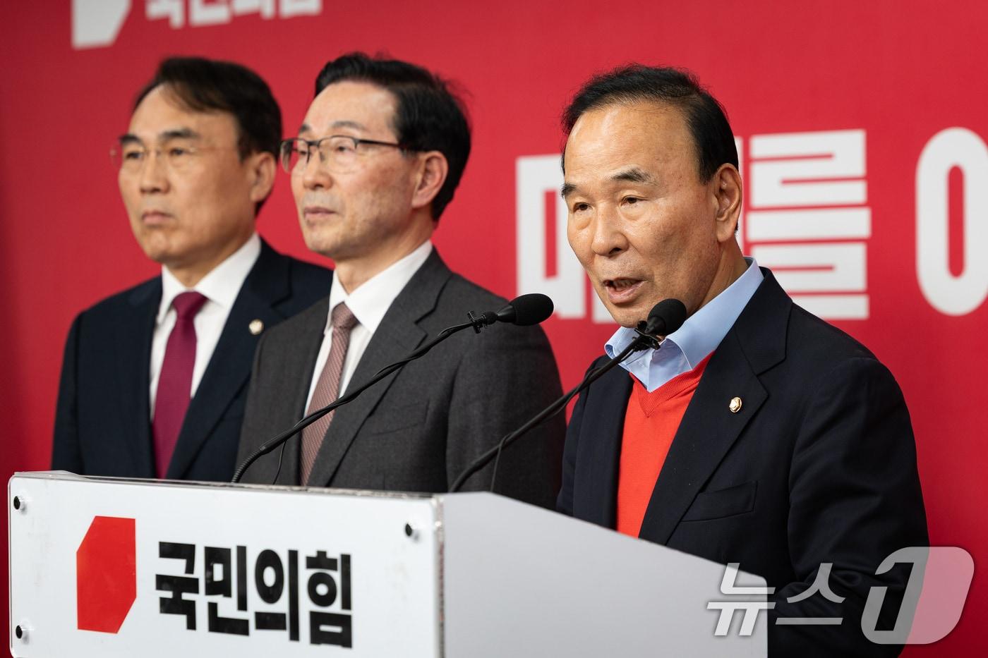 본문 이미지 - 박덕흠 국민의힘 공천관리위원장이 17일 서울 여의도 중앙당사에서 경선 결과를 발표하고 있다. 국민의힘 공관위는 이날 대구시장 본경선에 유영하·추경호 후보(가나다순), 충북지사 본경선에 윤갑근 후보와 김영환 지사가 진출한다고 밝혔다. 2026.4.17 ⓒ 뉴스1 유승관 기자