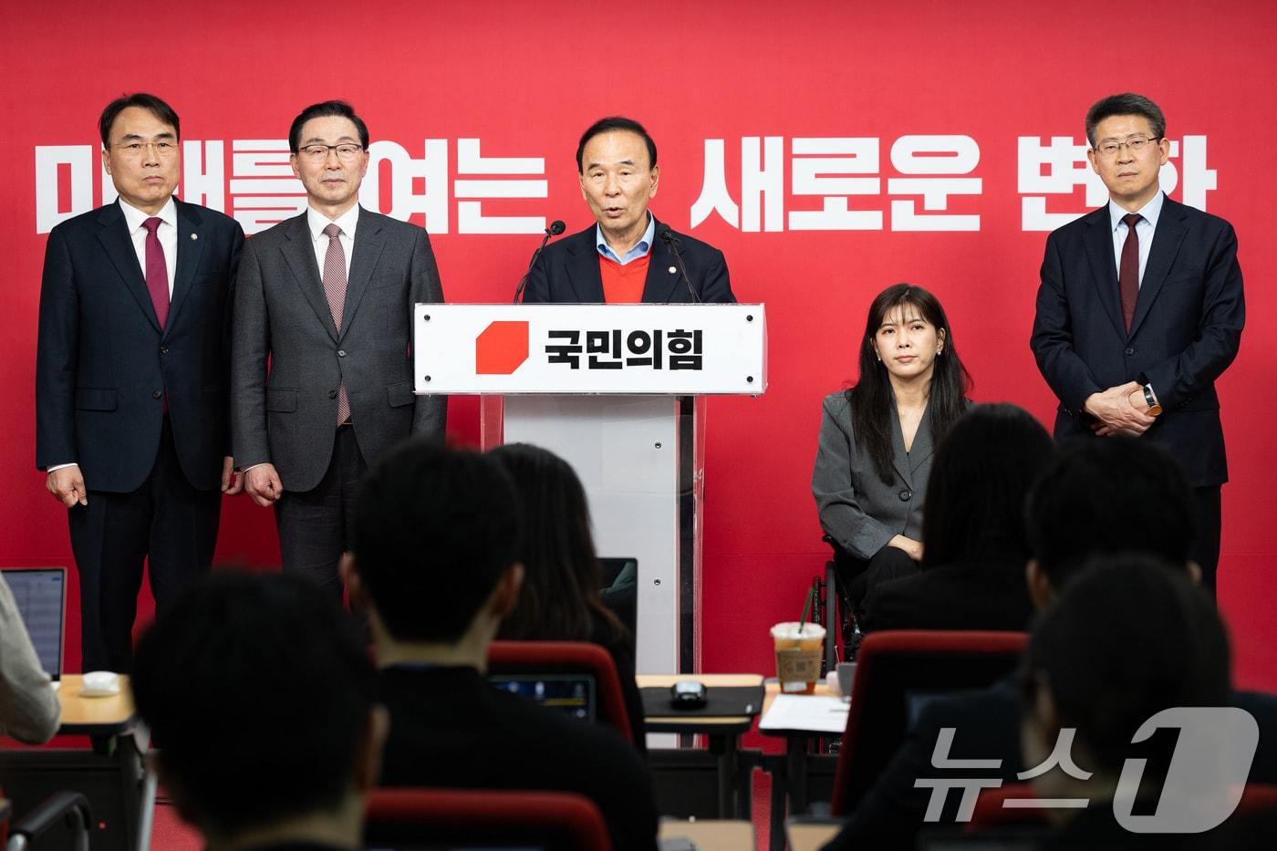 본문 이미지 - 박덕흠 국민의힘 공천관리위원장이 지난 17일 서울 여의도 중앙당사에서 경선 결과를 발표하고 있다. 국민의힘 공관위는 이날 대구시장 본경선에 유영하·추경호 후보(가나다순)가 진출한다고 밝혔다. 2026.4.17 ⓒ 뉴스1 유승관 기자