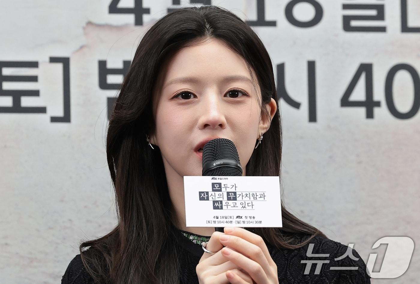 본문 이미지 - 배우 고윤정이 17일 서울 마포구 상암동 스탠포드 호텔에서 열린 JTBC 드라마 '모두가 자신의 무가치함과 싸우고 있다'(이하 모자무싸) 제작발표회에 참석해 인사말을 하고 있다. '모자무싸'는 잘난 친구들 사이에서 혼자만 안 풀려 시기와 질투로 괴로워 미쳐버린 인간의 평화 찾기를 따라가는 드라마다. 2026.4.17 ⓒ 뉴스1 권현진 기자