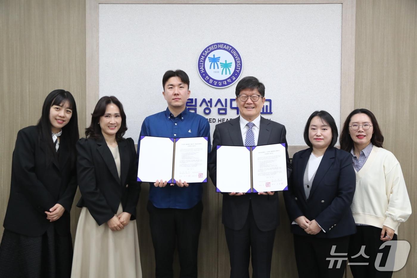 본문 이미지 - 한림성심대학교 치위생과와 해피덴코프레이션은 최근 교내 국제회의실에서 산학협력을 위한 업무협약을 체결했다.