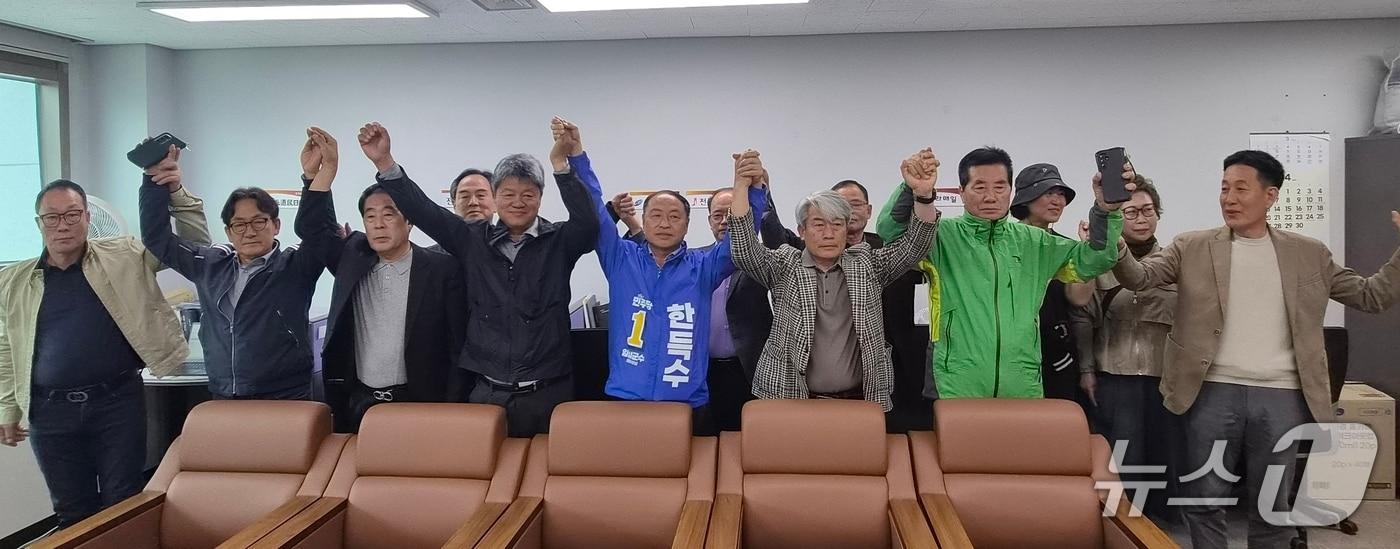 본문 이미지 - 17일 전북 임실군청 브리핑룸에서 김진명 예비후보가 한득수 예비후보 지지를 선언하고 있다.(선거사무실제공, 재판매 및 DB금지)2026,4.17/뉴스1