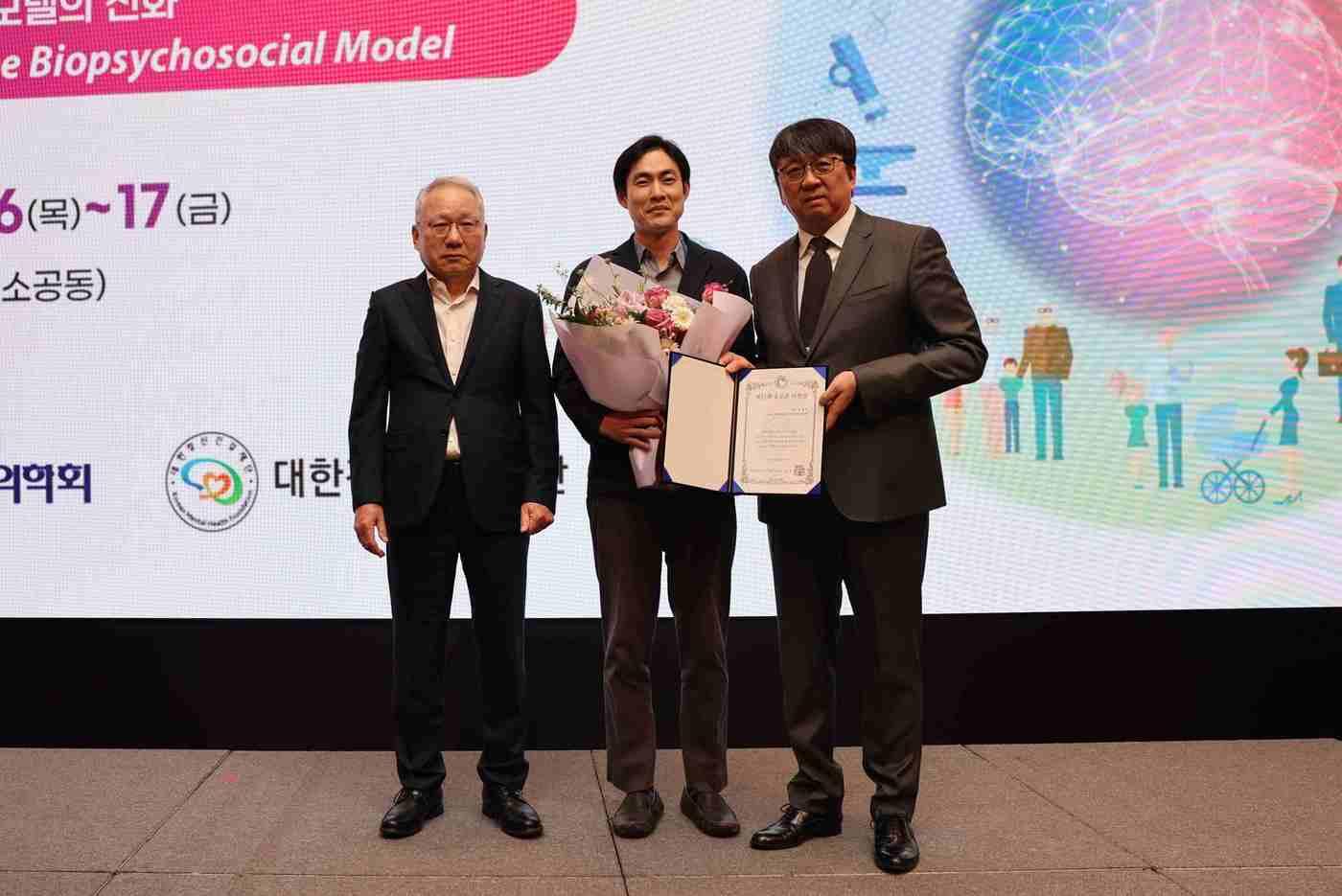 본문 이미지 - 왼쪽부터 윤도준 동화약품 회장, 정정엽 원장, 최준호 대한신경정신의학회 이사장.(동화약품 제공) 