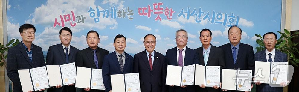 본문 이미지 - 조동식 의장(왼쪽 다섯 번째)은 17일 의장실에서 대표위원 김맹호 위원(왼쪽 네 번째)을 비롯한 8명의 결산검사 위원에게 위촉장을 수여했다. (서산시의회 제공. 재판매 및 DB금지)2026.4.17/뉴스1