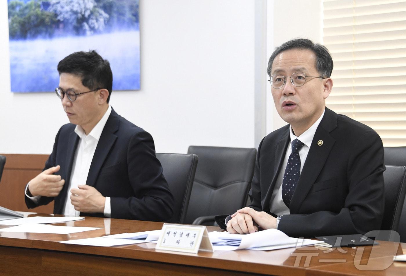 본문 이미지 - 이형일 재정경제부 차관이 17일 서울 종로구 서울정부청사에서 중동전쟁 물가대응팀 회의 및 제 69차 물가관계차관회의를 주재하고 있다. (재정경제부 제공. 재판매 및 DB 금지) 2026.4.17 ⓒ 뉴스1