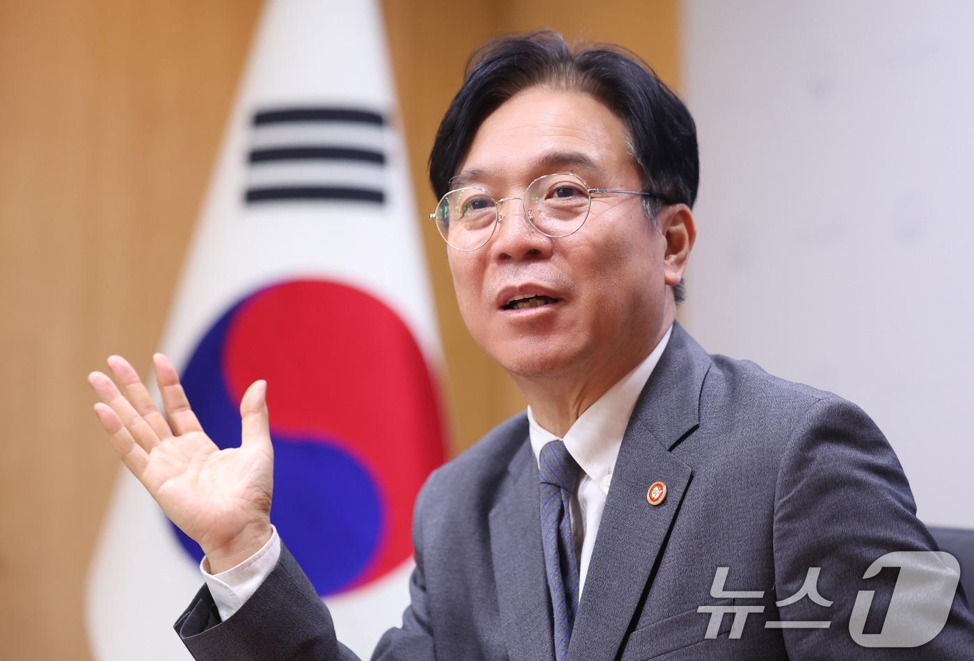 본문 이미지 - 김영훈 고용노동부 장관이 17일 서울 중구 서울지방고용노동청에서 뉴스1과 인터뷰를 하고 있다. ⓒ 뉴스1 박지혜 기자