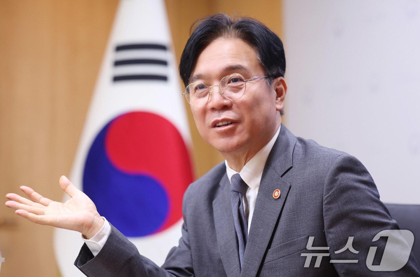 본문 이미지 - 김영훈 고용노동부 장관이 지난 17일 서울 중구 서울지방고용노동청에서 뉴스1과 인터뷰를 하고 있다. ⓒ 뉴스1 박지혜 기자