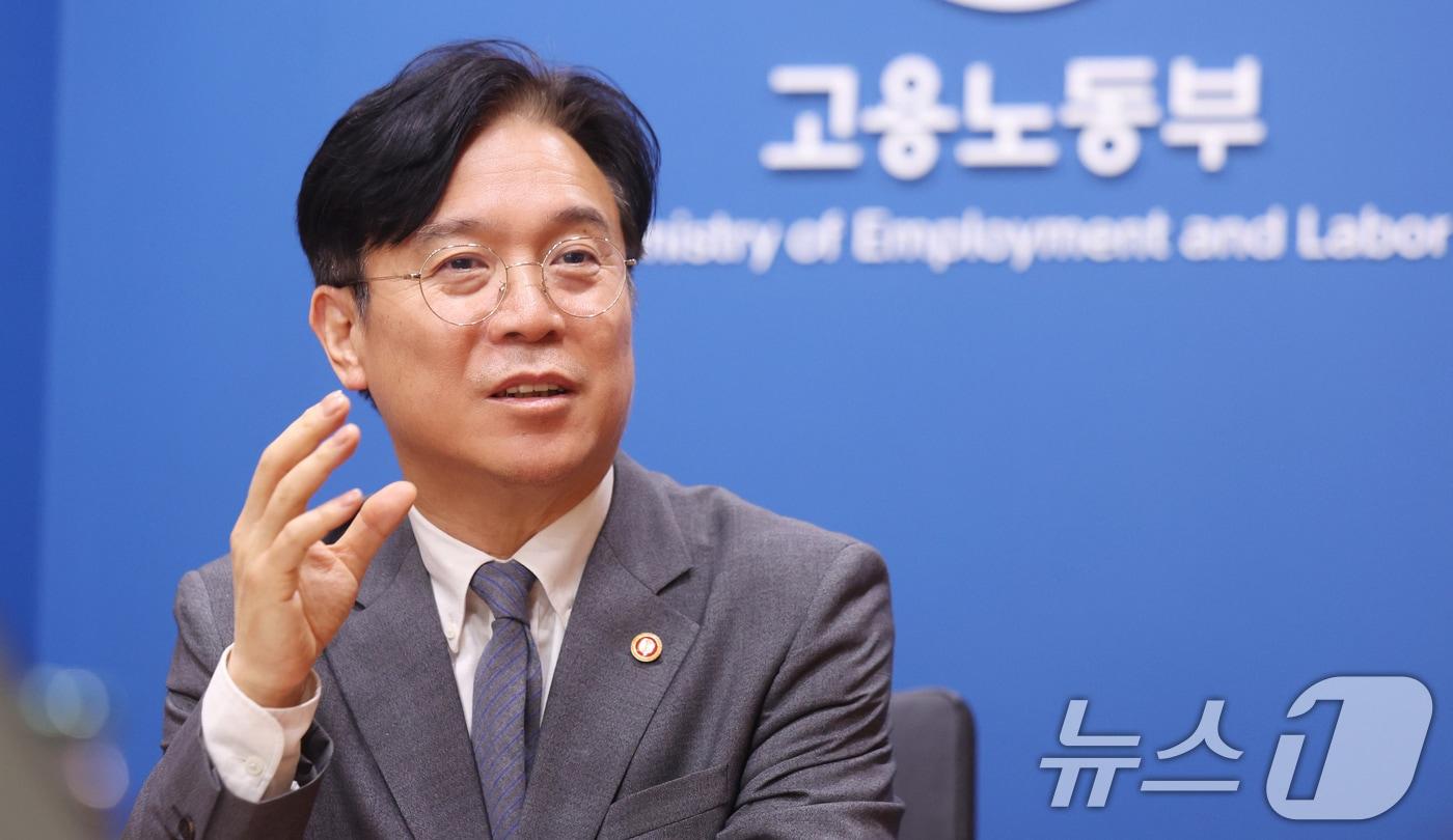 본문 이미지 - 김영훈 고용노동부 장관이 17일 서울 중구 서울지방고용노동청에서 뉴스1과 인터뷰를 하고 있다. ⓒ 뉴스1 박지혜 기자
