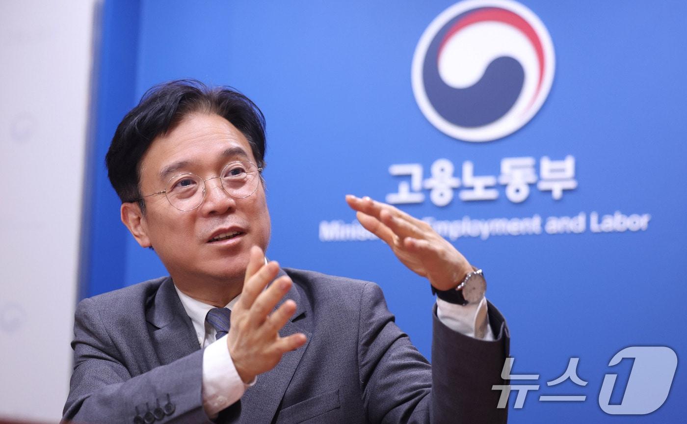 본문 이미지 - 김영훈 고용노동부 장관이 지난 17일 서울 중구 서울지방고용노동청에서 뉴스1과 인터뷰를 하고 있다. ⓒ 뉴스1 박지혜 기자