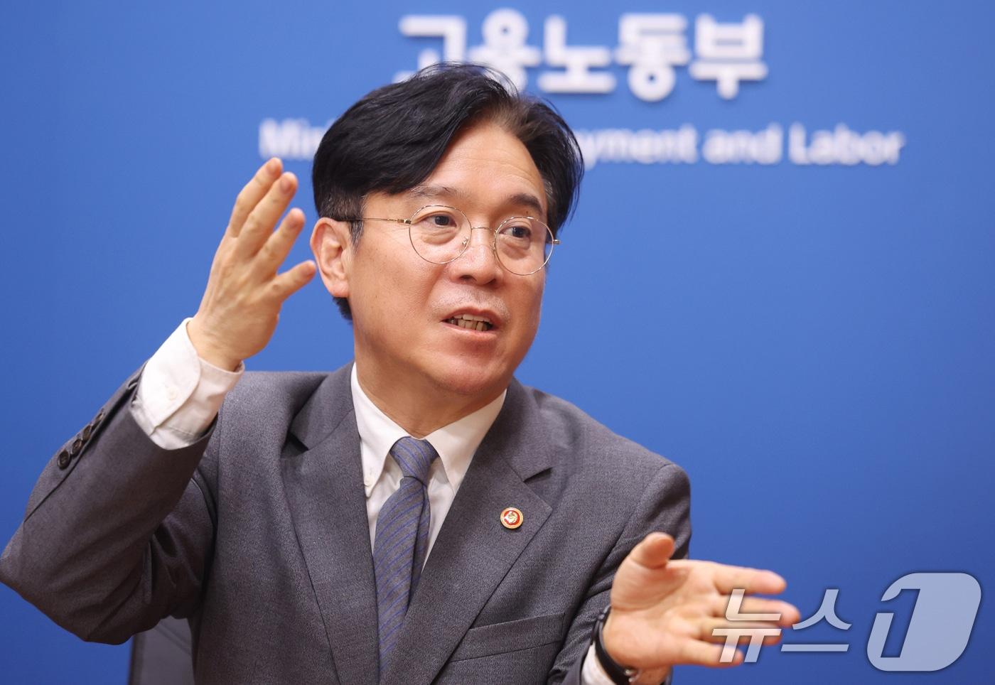 본문 이미지 - 김영훈 고용노동부 장관이 17일 서울 중구 서울지방고용노동청에서 뉴스1과 인터뷰를 하고 있다. ⓒ 뉴스1 박지혜 기자