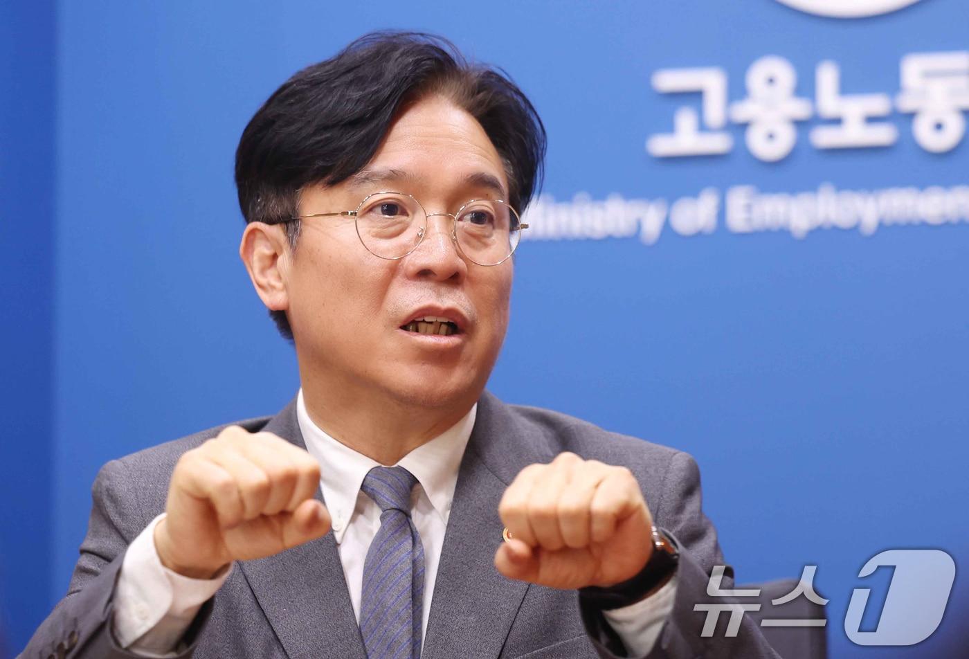 본문 이미지 - 김영훈 고용노동부 장관이 17일 서울 중구 서울지방고용노동청에서 뉴스1과 인터뷰를 하고 있다. ⓒ 뉴스1 박지혜 기자