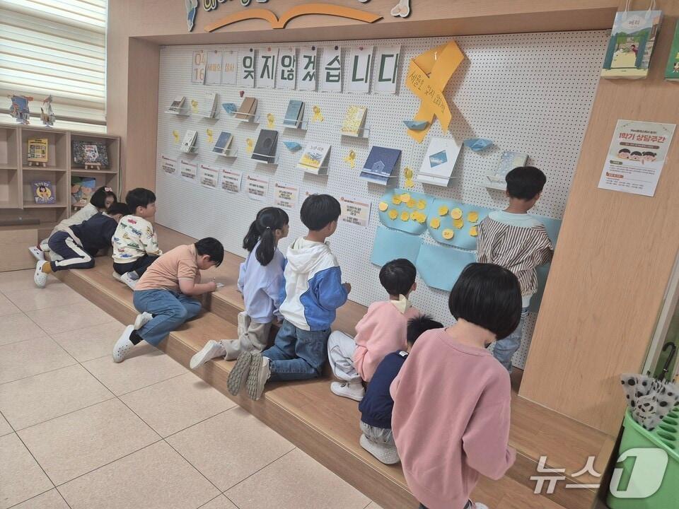 본문 이미지 - 학생들이 '4·16 세월호 추모 북큐레이션 및 추모 메시지 쓰기' 행사에 참여하고 있다.(전남교육청 제공, 재판매 및 DB금지)/뉴스1 