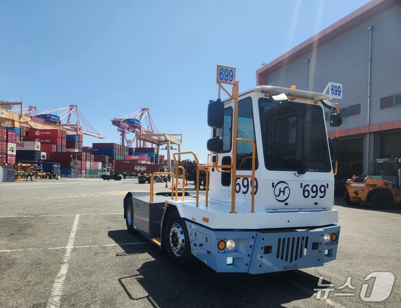 본문 이미지 - 현장에 배치된 전기 야드트랙터 모습 (BPA 제공. 재판매 및 DB금지)