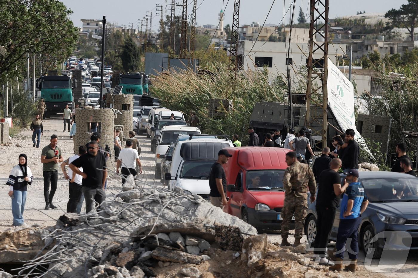 본문 이미지 - 17일 레바논 남부 카스미예 지역에서 피란민들이 집으로 돌아가고 있다. 레바논과 이스라엘 사이에 체결된 10일간의 휴전 합의가 이날 발효되면서 고향을 떠났던 주민들이 남쪽 집을 향해 줄지어 이동하기 시작했다. 2026.04.17 ⓒ 로이터=뉴스1