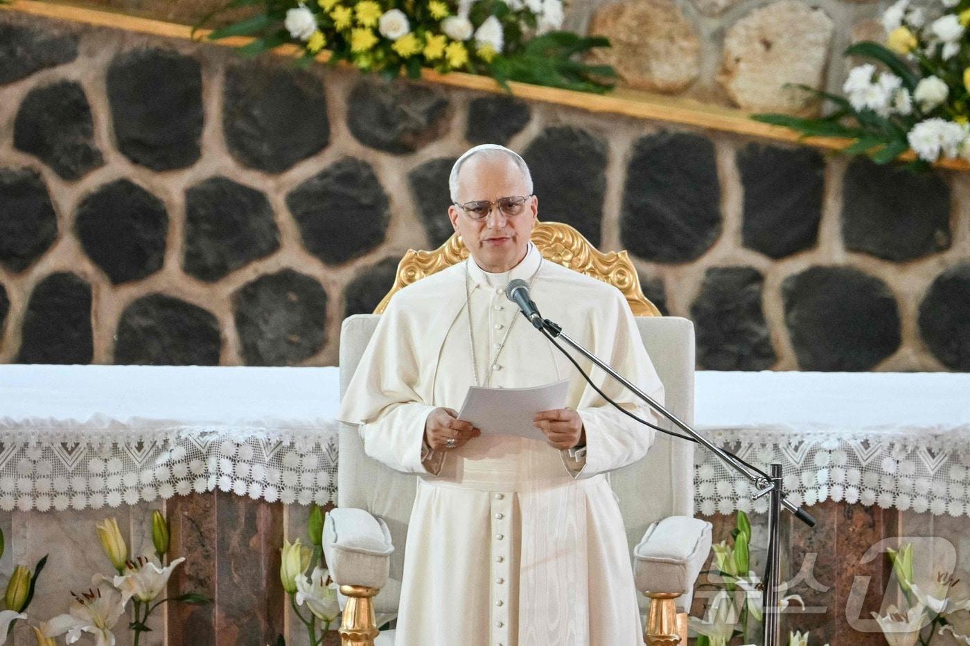 본문 이미지 - 16일(현지시간) 교황 레오 14세가 카메룬 바멘다의 성 요셉 대성당에서 메시지를 전하고 있다. 2026.04.16 ⓒ AFP=뉴스1
