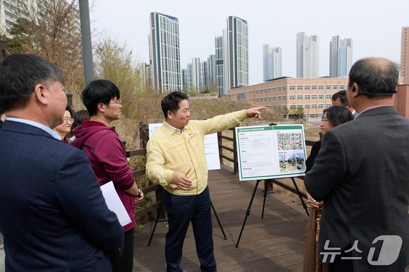 본문 이미지 - 현장 점검하는 오세현 시장.(아산시청 제공. 재판매 및 DB금지)
