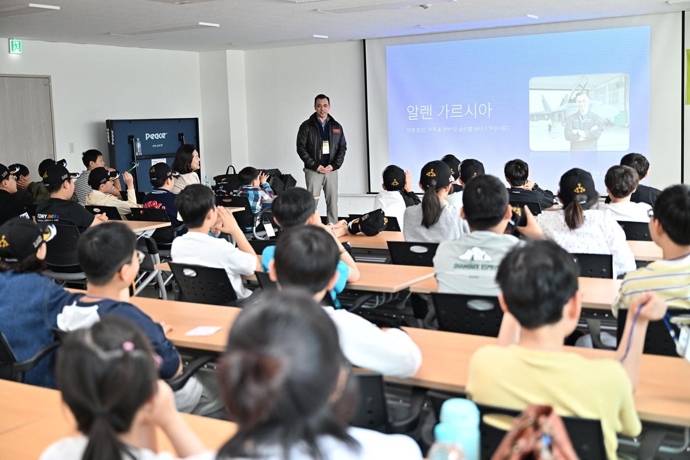 본문 이미지 - 한국항공우주소년단은 대한민국 공군과 보잉코리아의 후원을 받아 지난 14일 초등학생 단원들을 대상으로 공군부대 견학 프로그램을 실시했다고 17일 밝혔다. (한국항공우주소년단 제공)