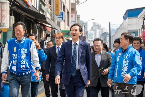 본문 이미지 - 우상호 더불어민주당 강원특별자치도지사 예비후보가 지난달 26일 횡성 'KCL e-모빌리티캠퍼스'와 횡성오일장을 차례로 방문해 현장의 목소리를 청취했다.(자료사진. 재판매 및 DB금지)/뉴스1