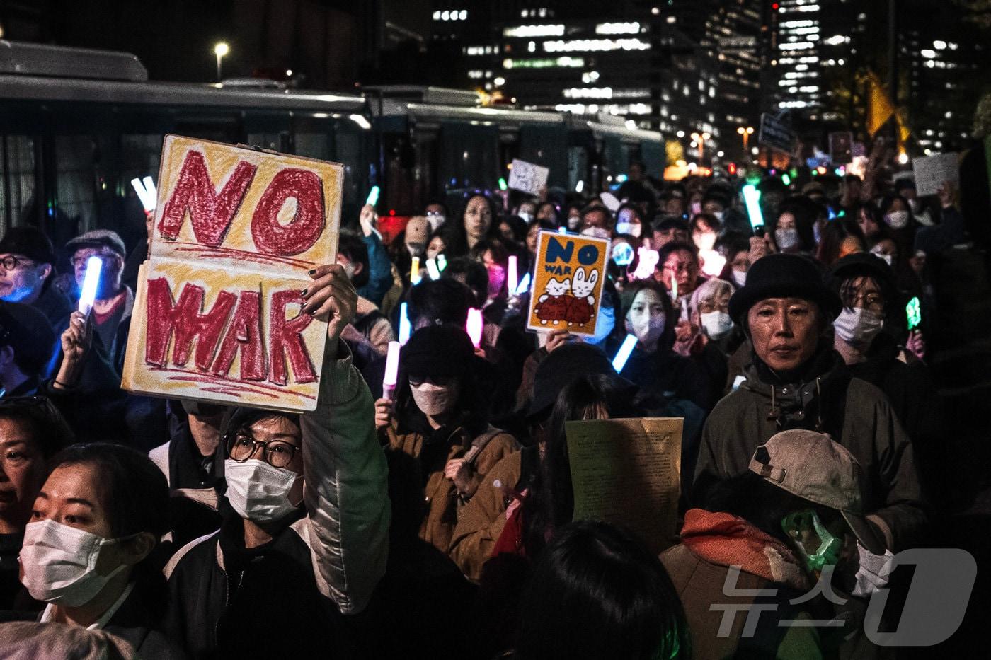 본문 이미지 - 8일, 일본 도쿄 국회의사당 앞에서 시위대가 시위에 참여하고 있다. 2026.04.08. ⓒ 신화=뉴스1