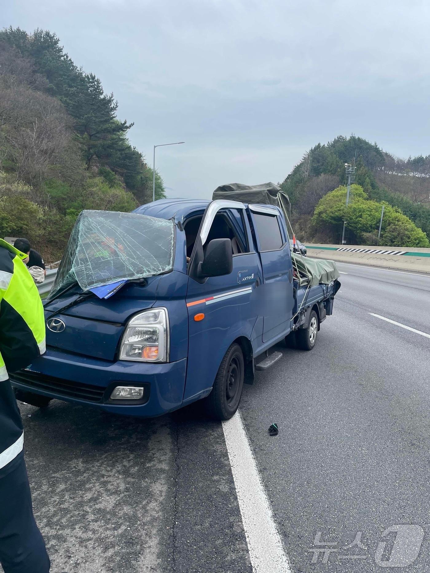 본문 이미지 - 17일 오후 1시 25분쯤 전남 순천시 승주읍 호남고속도로 순천방면에서 A 씨(47)가 몰던 1톤 트럭이 앞서가던 25톤 화물차를 추돌했다.(고속도로순찰대 제공, 재배포 및 DB 금지) ⓒ 뉴스1