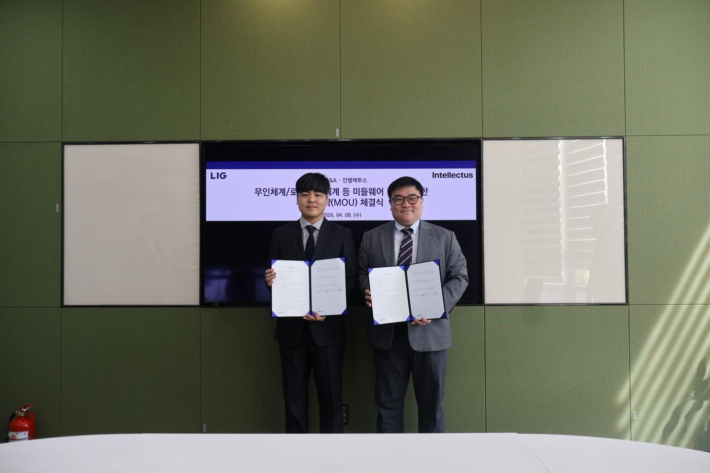 본문 이미지 - LIG D&A와 ㈜인텔렉투스가 업무협약(MOU)을 체결했다. LIG D&A 이승영 본부장(오른쪽)과 인텔렉투스 이상웅 대표가 기념촬영을 하고 있다. (LIG D&A 제공)