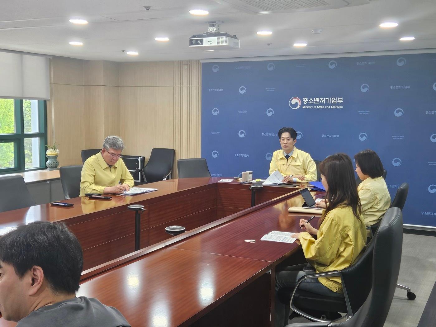본문 이미지 - 노용석 중기부 1차관 주재로 열린 '비상경제 대응 TF' 회의 (중기부 제공)