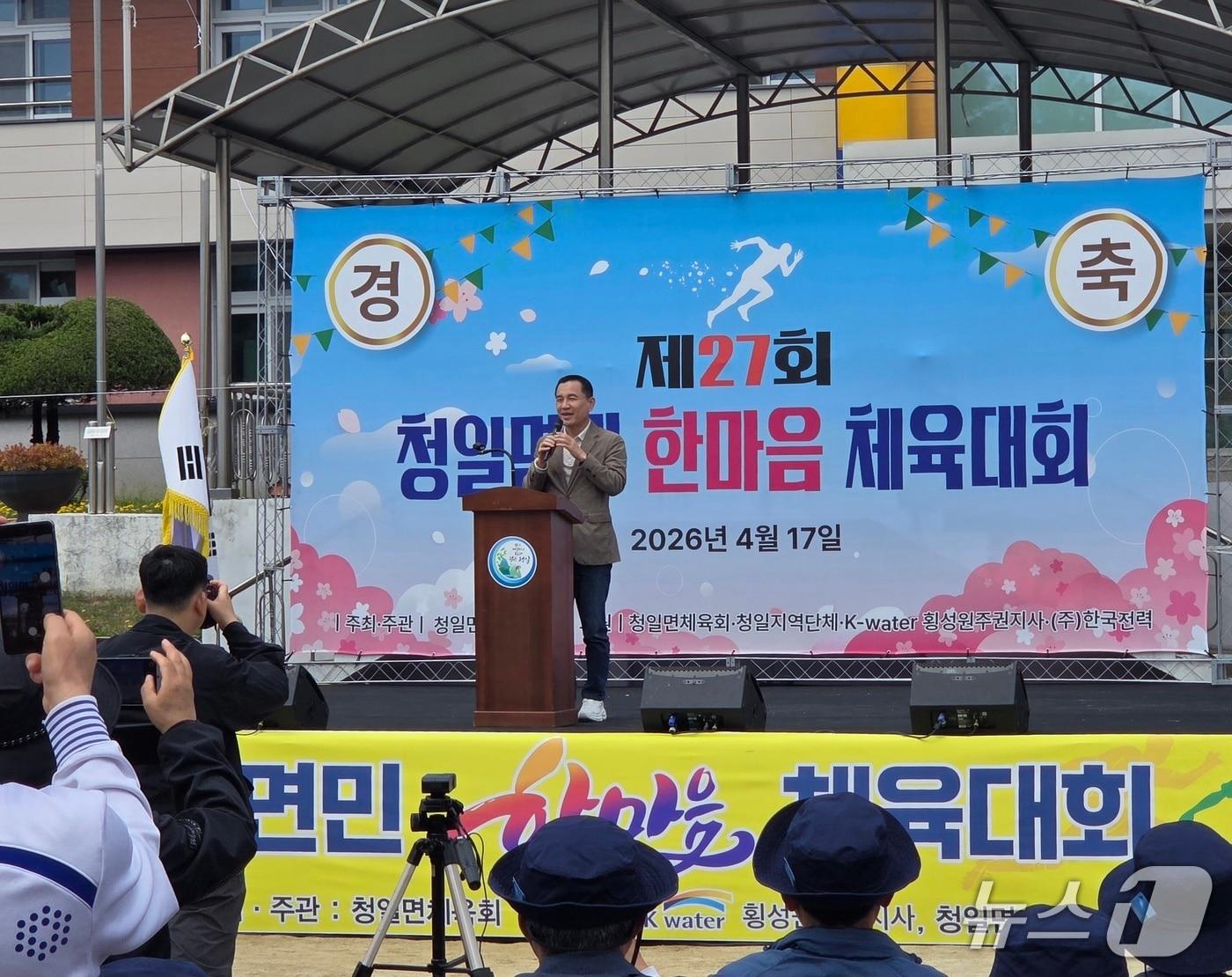 본문 이미지 - 횡성군 청일초등학교에서 열린 '제27회 청일면민 한마음 체육대회' 에 참석한 김진태 국민의힘 강원특별자치도지사 예비후보.(김진태 예비후보 측 제공. 재판매 및 DB금지)/뉴스1