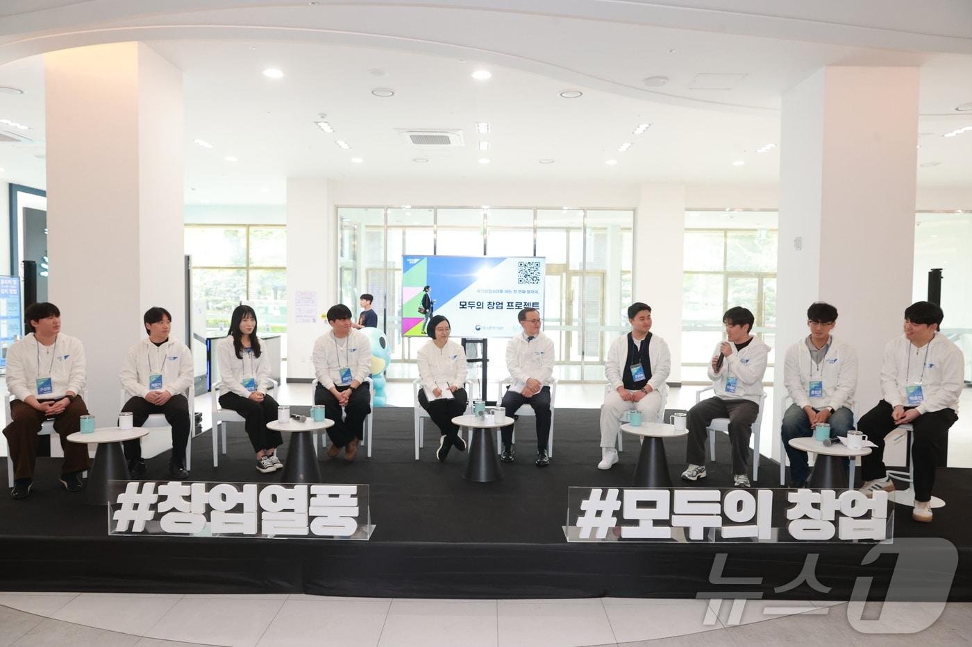 본문 이미지 - 한성숙 중소벤처기업부 장관이 17일 경상남도 진주시 경상국립대학교에서 열린 모두의 창업 프로젝트 확산을 위한 간담회에서 청년들의 의견을 청취하고있다. (중소벤처기업부 제공. 재판매 및 DB 금지) 2026.4.17 ⓒ 뉴스1