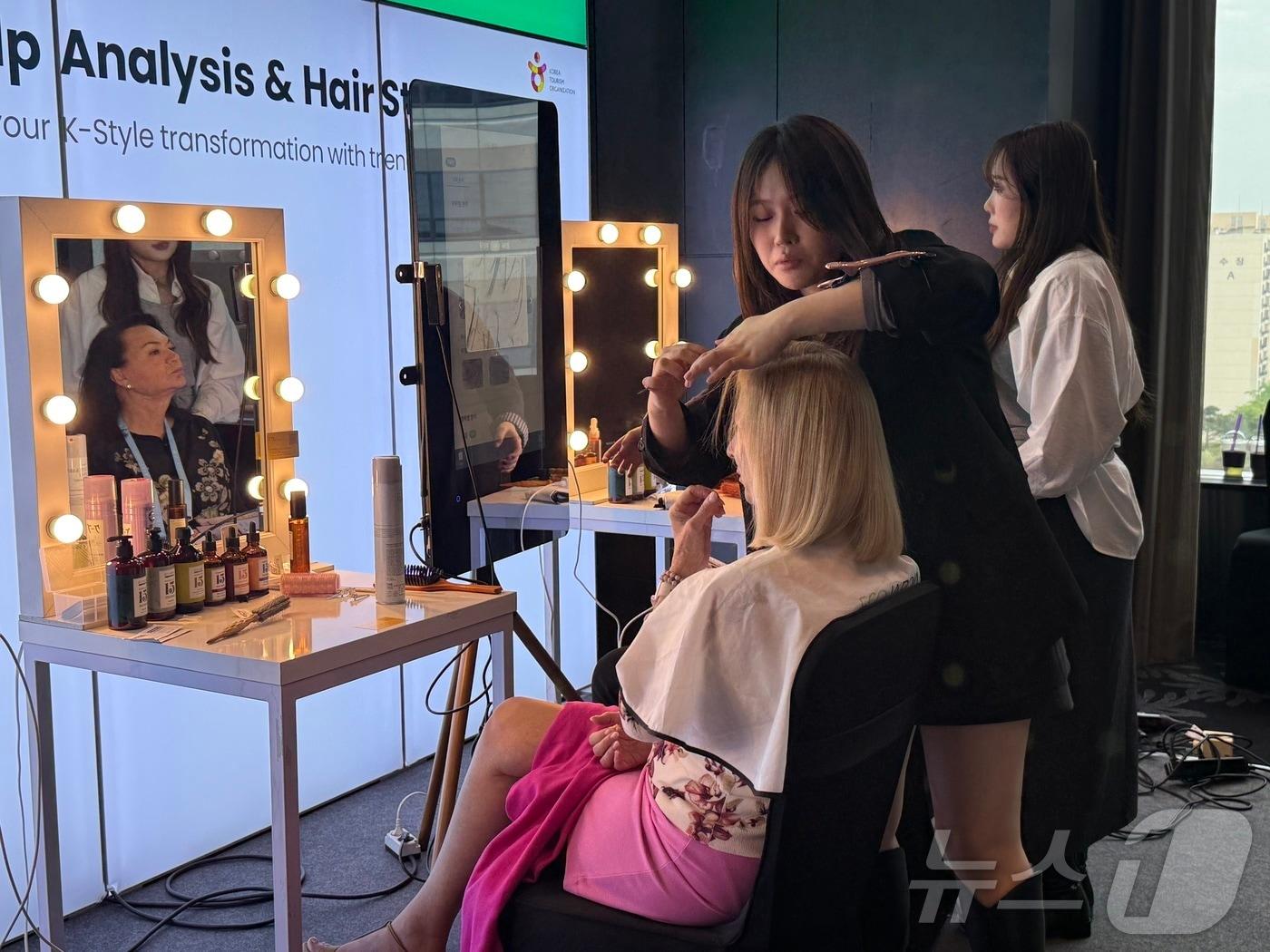 본문 이미지 - 17일 오후 서울 여의도 콘래드서울에서 열린 2026 버츄오소 심포지엄 K-뷰티 체험 ⓒ 뉴스1 윤슬빈 관광전문기자