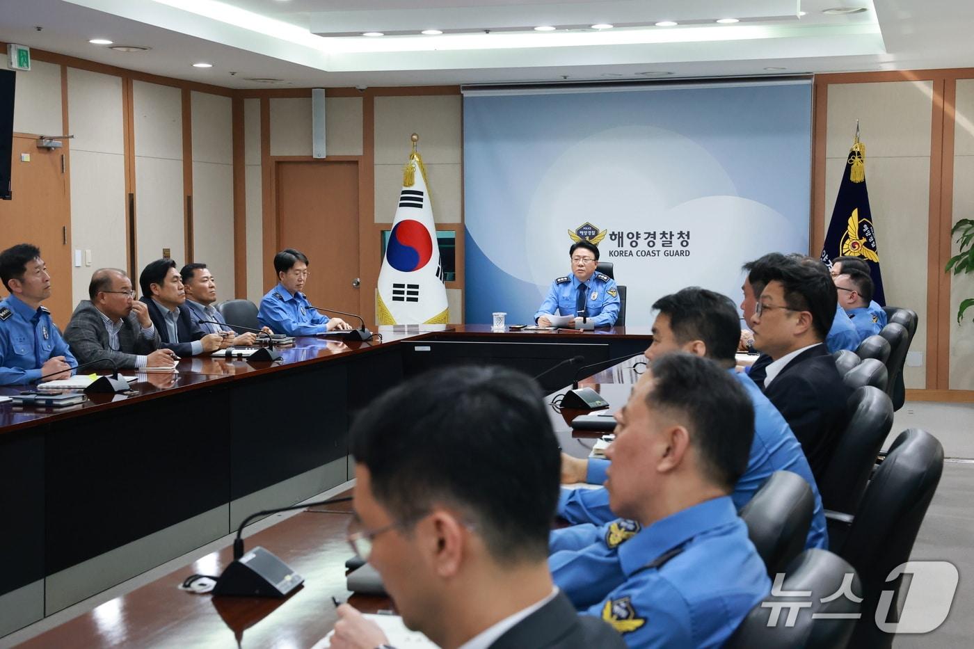 본문 이미지 - 장인식 해양경찰청장 직무대리가 17일 전국 지휘관 화상회의를 주재하고 있다(해양경찰청 제공/뉴스1)