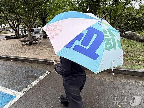 본문 이미지 - 폐현수막으로 제작된 제주대학교 공유 우산.(제주대학교 제공, 재판매 및 DB 금지)