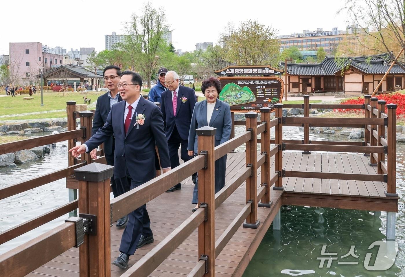 본문 이미지 - 이장우 대전시장이 17일 박희조 동구청장 등과 소제중앙문화공원을 둘러보고 있다. (시 제공) / 뉴스1