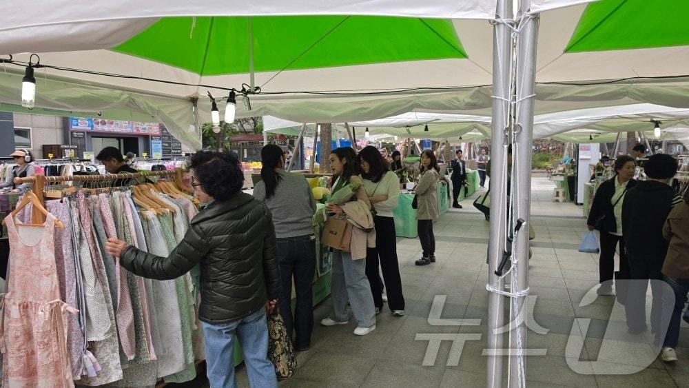 본문 이미지 - 17일 행복한백화점 앞 야외 광장서 진행 중인 동행축제에서 소비자들이 물건을 살펴보고 있다. ⓒ 뉴스1 이재상 기자