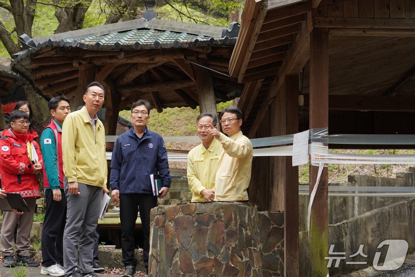 본문 이미지 - 박은식 산림청장이 17일 하천․계곡 및 주변 지역 불법시설 단속 현장을 점검하고 있다.(산림청 제공. 재판매 및 DB금지)/뉴스1