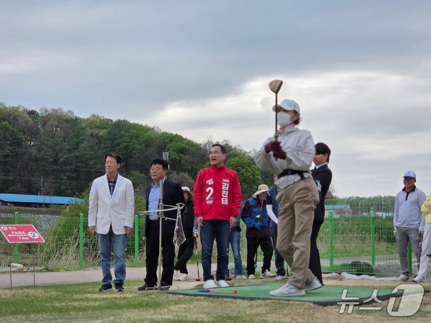 본문 이미지 - 김진태 국민의힘 강원특별자치도지사 예비후보는 17일 오후 횡성파크골프장을 방문해 '뚝심 이어달리기' 4탄 '그래도 체육은 김진태' 편을 진행했다.(김진태 예비후보 측 제공. 재판매 및 DB금지)/뉴스1