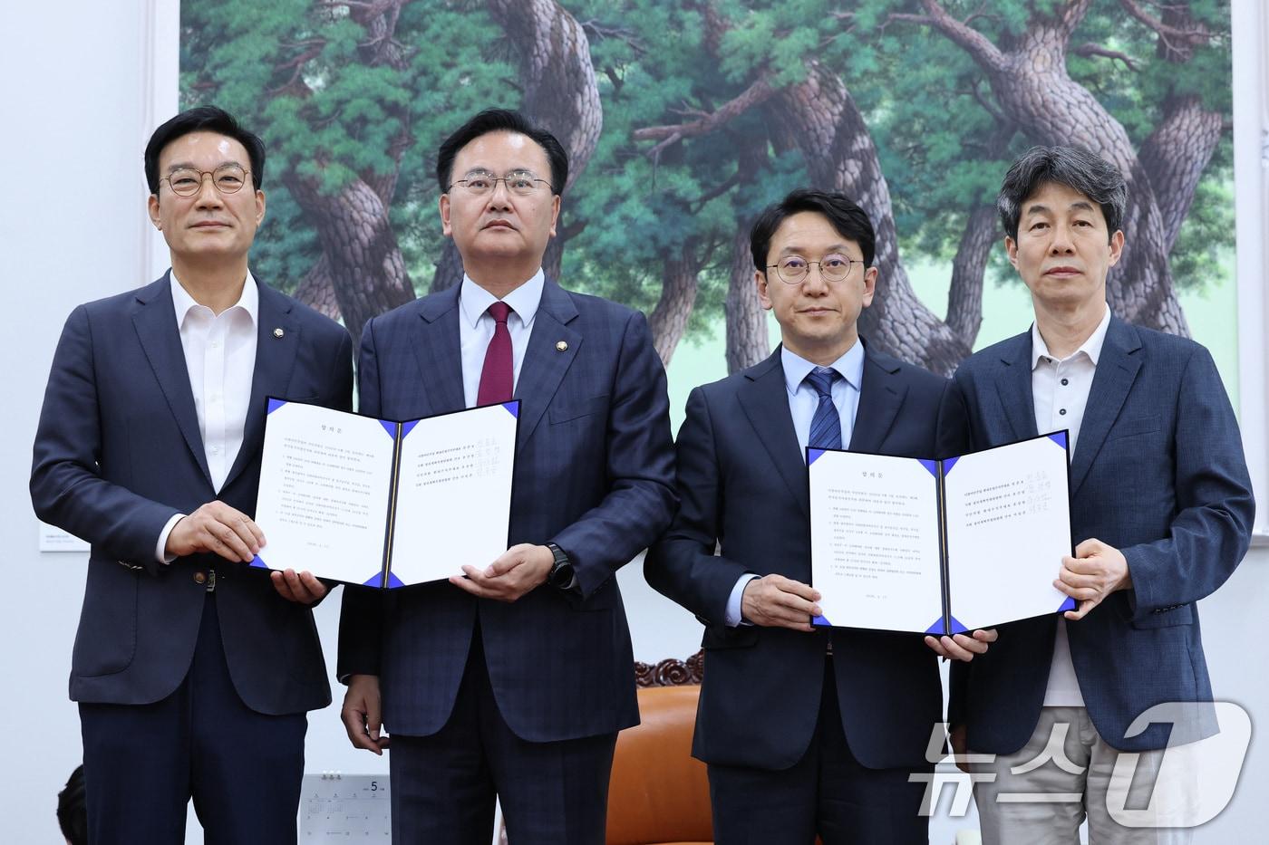 본문 이미지 - 천준호 더불어민주당 원내운영수석부대표와 유상범 원내운영수석부대표가 17일 서울 여의도 국회에서 6.3 지방선거 정치개혁 관련 합의문을 발표하고 있다. 왼쪽부터 서일준 국민의힘 정개특위 간사, 유 원내수석, 천 원내수석, 윤건영 더불어민주당 정개특위 간사. 2026.4.17 ⓒ 뉴스1 신웅수 기자