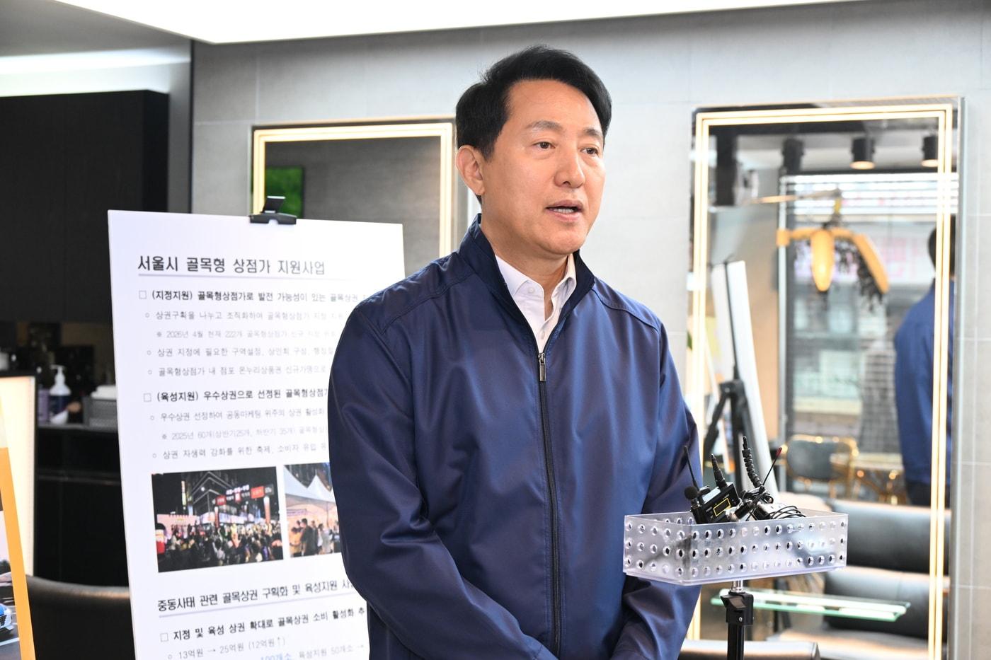 본문 이미지 - 오세훈 서울시장이 17일 관악구 신림역 인근 관악뷰티거리를 방문한 오세훈 서울시장이 골목상권 활성화 방안에 대해 밝히고 있다.(서울시 제공)