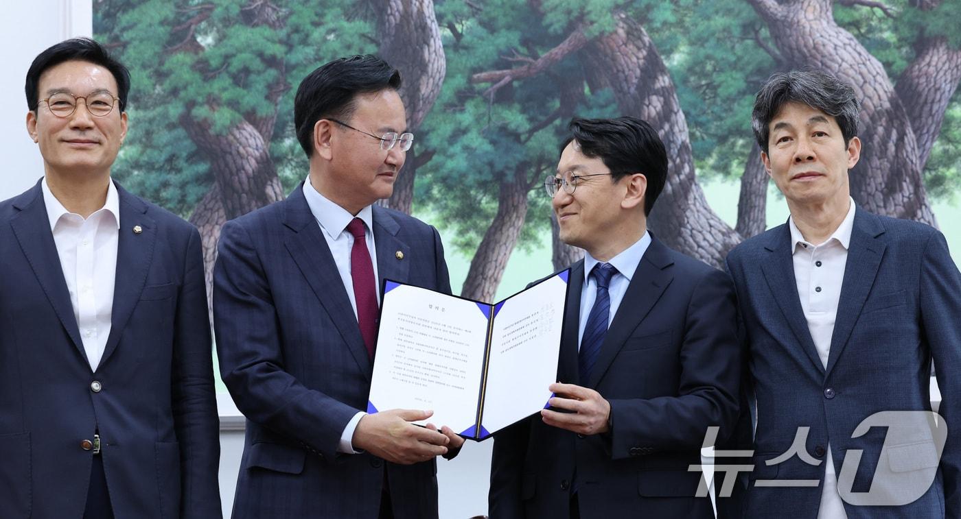 본문 이미지 - 천준호 더불어민주당 원내운영수석부대표와 유상범 국민의힘 원내운영수석부대표가 17일 서울 여의도 국회에서 6.3 지방선거 정치개혁 관련 합의문을 발표하고 있다. 왼쪽부터 서일준 국민의힘 정개특위 간사, 유 원내수석, 천 원내수석, 윤건영 더불어민주당 정개특위 간사. 2026.4.17 ⓒ 뉴스1 신웅수 기자