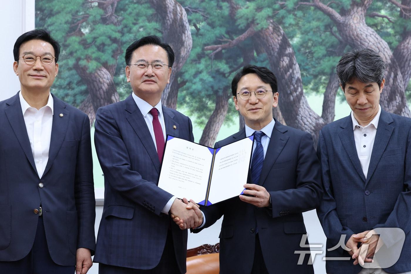 본문 이미지 - 천준호 더불어민주당 원내운영수석부대표와 유상범 국민의힘 원내운영수석부대표가 17일 서울 여의도 국회에서 6.3 지방선거 정치개혁 관련 합의문을 발표하고 있다. 왼쪽부터 서일준 국민의힘 정개특위 간사, 유 원내수석, 천 원내수석, 윤건영 더불어민주당 정개특위 간사. 2026.4.17 ⓒ 뉴스1 신웅수 기자