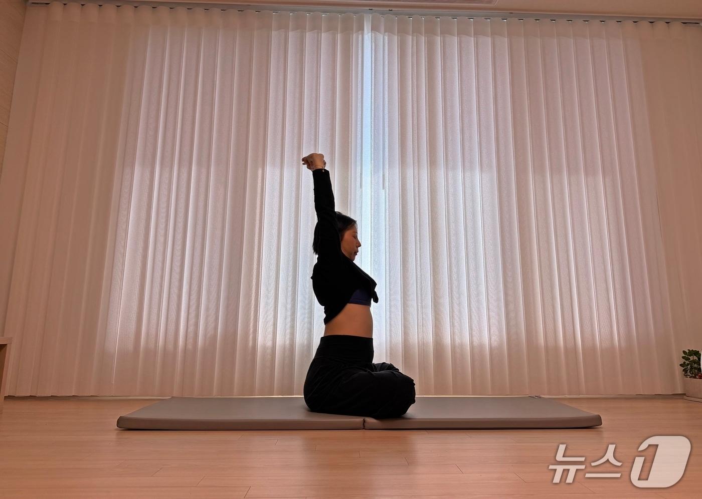 본문 이미지 - 김유빈 요가강사가 아침에 하기 좋은 '파르바타아사나' 동작을 선보이고 있다. 어깨 및 등 스트레칭 효과가 있다.ⓒ 뉴스1 서장원 기자