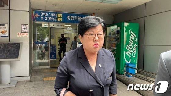 본문 이미지 - 김미나 경남 창원시의원이 지난 2023년 8월 31일 창원지법 마산지원에서 열린 자신의 모욕 혐의 재판 후 법원을 나서고 있다.2023.8.31/뉴스1 강정태 기자