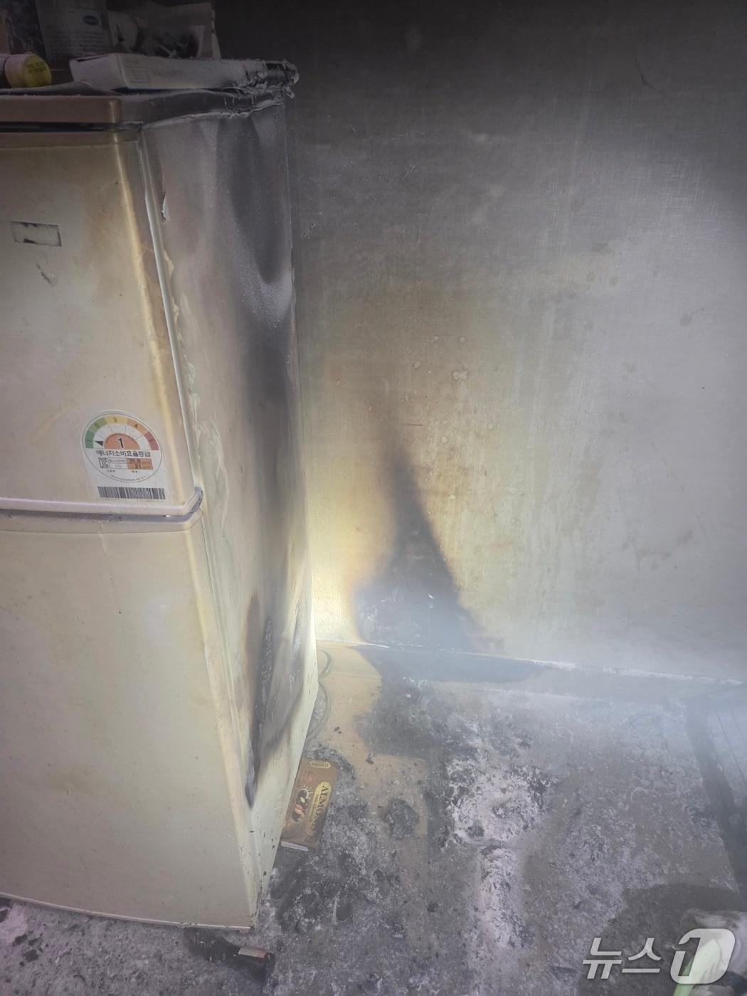 본문 이미지 - 고시원 화재 현장.(경기도북부소방재난본부 제공. 재판매 및 DB 금지)/뉴스1