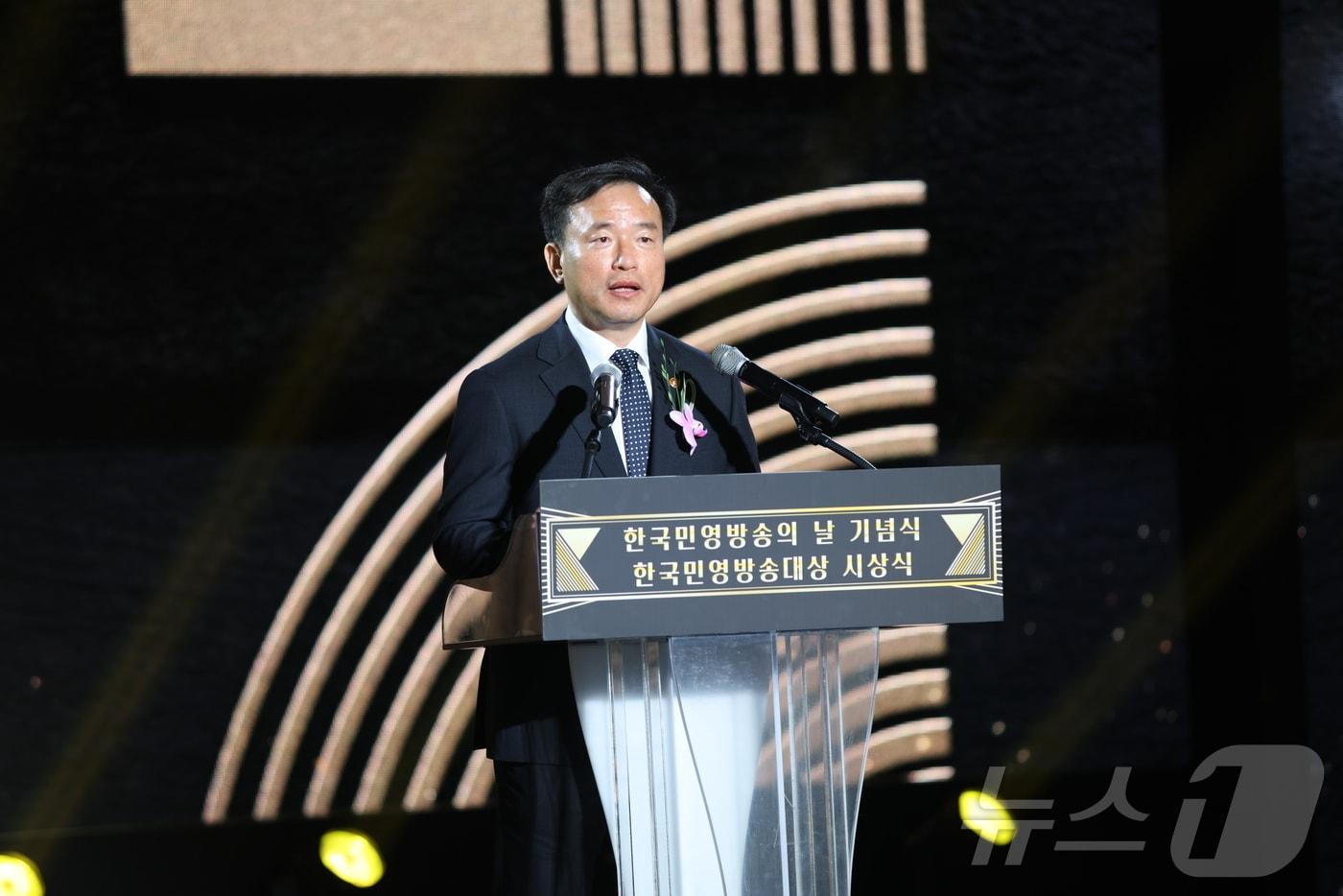 본문 이미지 - 김종철 방송미디어통신위원장이 17일 울산전시컨벤션센터에서 열린 '2026 한국민영방송의 날 기념식'에서 축사를 하고 있다. 2026.04.17 ⓒ 뉴스1 (방미통위 제공)