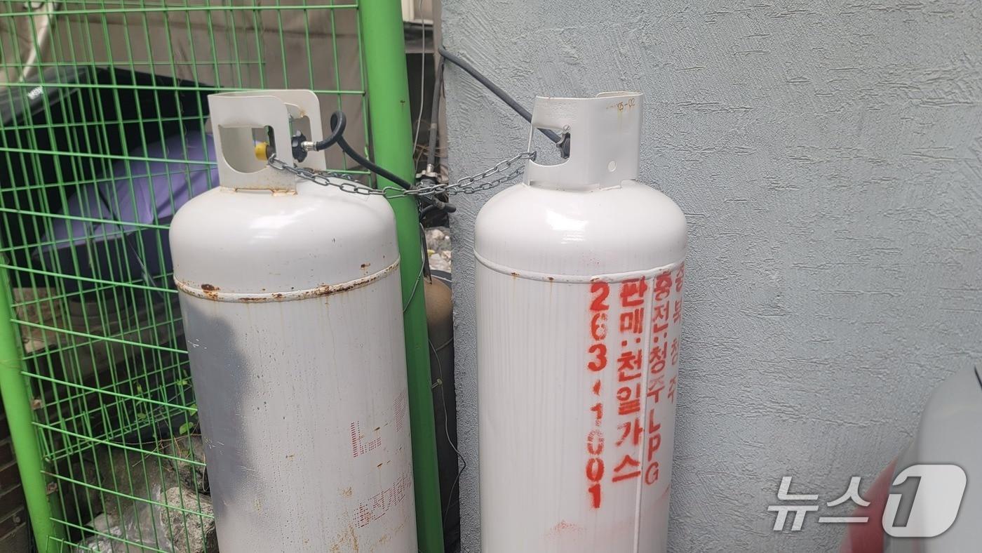 본문 이미지 - 외부에 노출된 LP 가스통