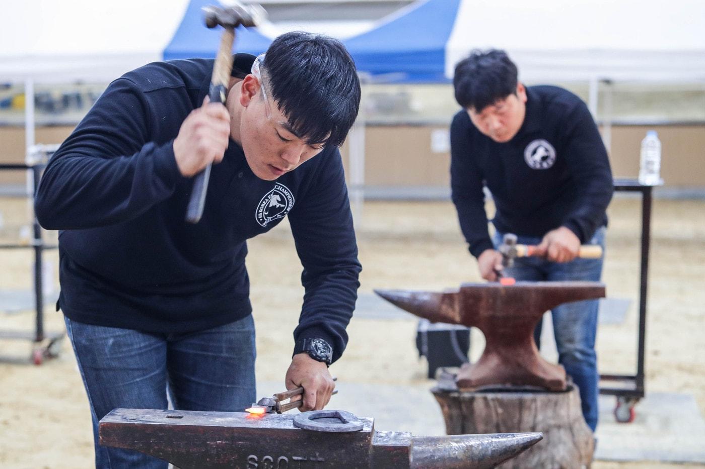 본문 이미지 - 말산업 전문인력 장제사의 편자 제작 모습(한국마사회 제공)