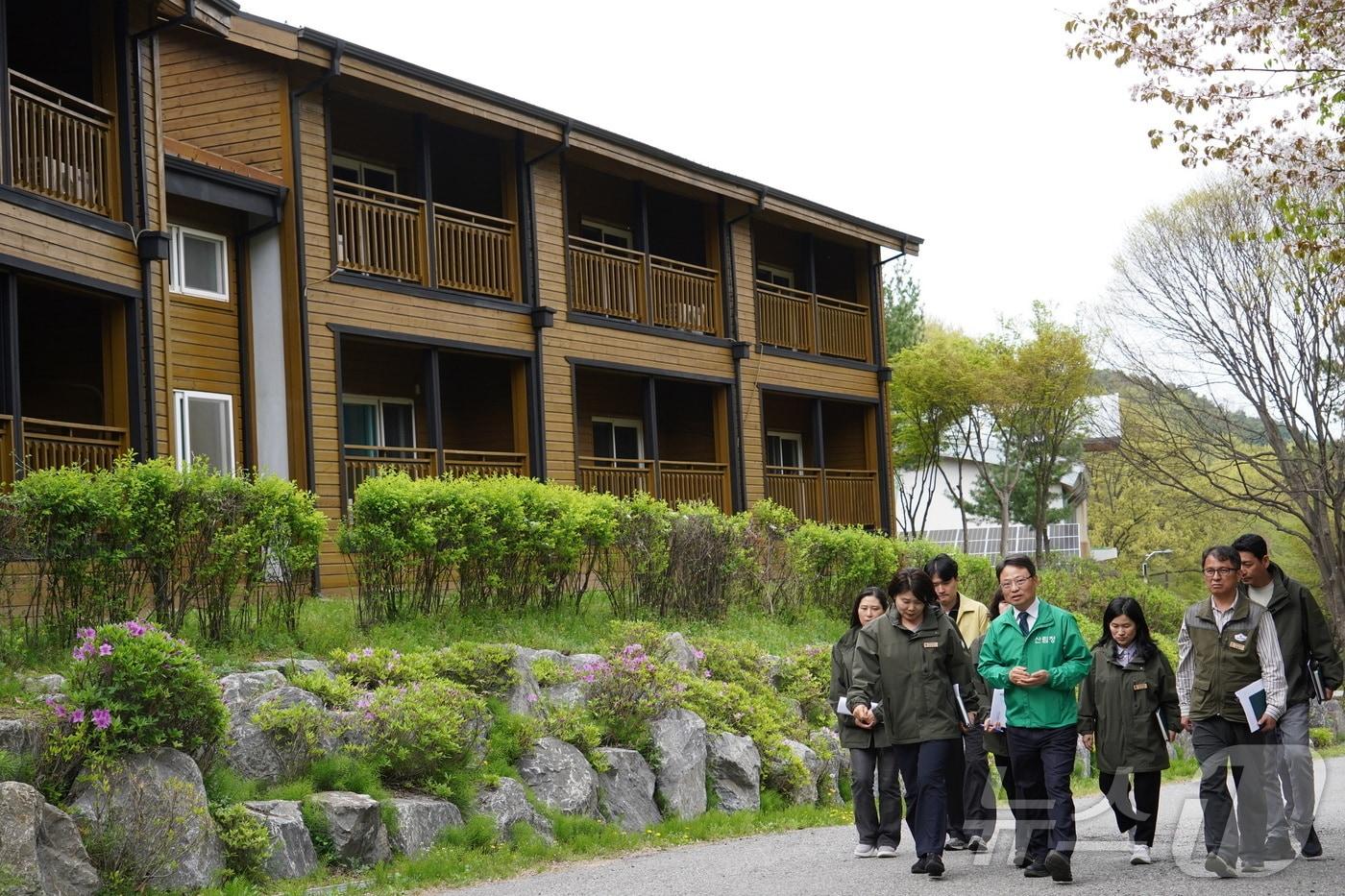 본문 이미지 - 박은식 산림청장이 17일 충북 청주 국립상당산성자연휴양림에서 현장 점검을 하고 있다. (산림청 제공. 재판매 및 DB금지)2026.4.17 ⓒ 뉴스1 김기태 기자